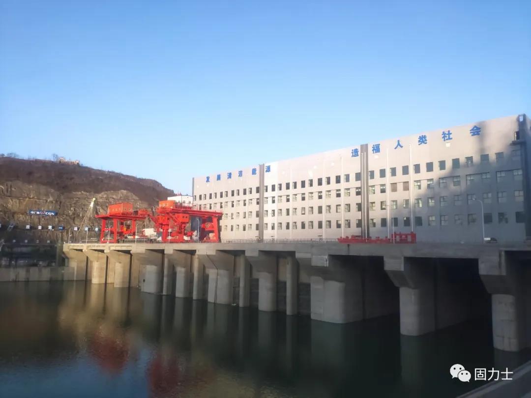 　　漢江白河(夾河)水電站項目效果圖 　　漢江白河(夾河)水電站項目效果圖  　　漢江白河水電站樞紐工程是陜西省“十三五”續建項目之一，為加快推進(jìn)重點(diǎn)項目建設，造福兩岸百姓，白河縣加大溝通協(xié)調力度，最終中廣核集團與中國信達公司以控股的方式共同投資建設。為保障工程建設順利實(shí)施，白河縣先后多次召開(kāi)縣長(cháng)辦公會(huì )、項目建設推進(jìn)會(huì )，做好移民安置、環(huán)境保障、項目服務(wù)等工作，積極為工程建設創(chuàng  )造良好的施工環(huán)境?！?  　　漢江白河(夾河)水電站項目實(shí)景